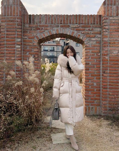 Cream Puffer Coat Outfit, Puffy Jacket Outfit, Japan Outfit Winter, Ulzzang Girl Selca, Korean Winter Outfits, Winter Outfits Snow, Women's Puffer Coats, Korean Winter, Jacket Outfit Women