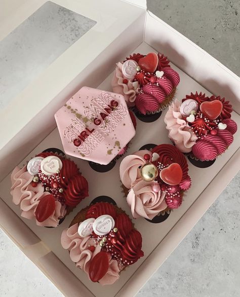 Valentines Cupcakes Decoration, Valentines Cakes And Cupcakes, Valentines Day Package, Valentines Recipes Desserts, Romantic Desserts, Valentines Day Drawing, Valentines Day Baskets, Valentine Day Cupcakes, Cupcake Cake Designs