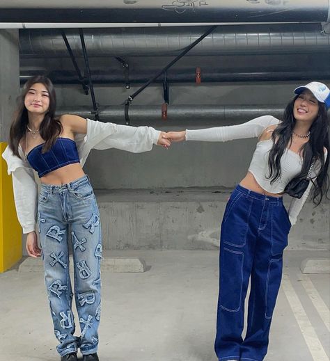 Sarah Roh, Matching Outfits Best Friend, Friendship Photoshoot, Friend Pictures Poses, Best Friend Poses, Bff Photoshoot Poses, Bff Outfits, Friend Poses Photography, Best Friend Photos