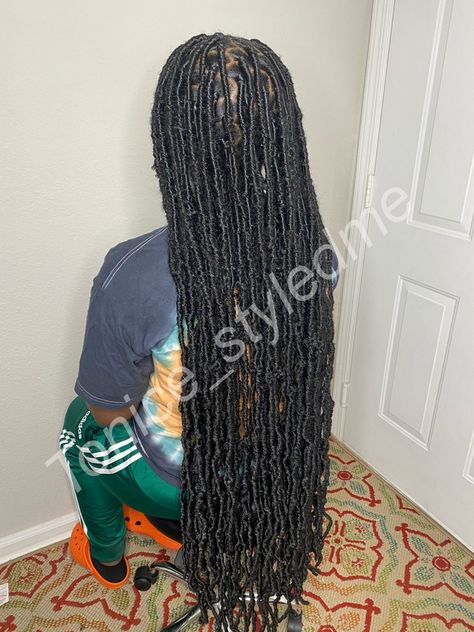 Long extended soft locs by @tonice_styledme on ig Locs Hairstyles For Women Black, Long Black Soft Locs, Soft Locs Black, Butterfly Soft Locs Long, Extended Locs Styles, Long Black Locs, Soft Faux Locs Long, Locs Long Hairstyles, Soft Locs Braids