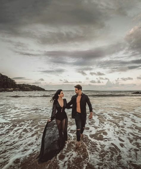 Casual Black Couple Photoshoot Outfit Ideas, Black Couples Photoshoot Outfit, Goth Beach, Valentines Shoot, Couples Beach Photography, Outfit Photoshoot, Dark Beach, Beach Engagement Photoshoot, Couples Pictures