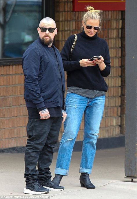 Casual couple: Cameron Diaz and husband Benji Madden looked the epitome of chilled-out as ... Cameron Diaz Outfits, Cameron Diaz Husband, Cameron Diaz Street Style, Cameron Diaz Style, Benji Madden, Find Style, Good Charlotte, Celebrity Style Inspiration, Celebrity Families