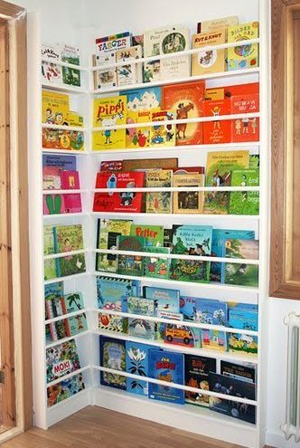 Ideas for Organizing your child's book collection: by color, by size and more! Corner Library, Kids Library, Small Space Storage, Book Corners, Book Storage, Salou, Toy Rooms, Book Shelf, Book Nooks