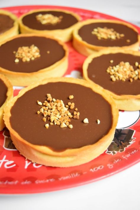 Tartelettes chocolat au lait - recette de pâtisserie facile Peanut Butter Pretzel Bars, Honey Pie, Sweet Treats Desserts, Baking Utensils, French Dessert, Cooking Chef, Healthy Sweets Recipes, Pie Dessert, Healthy Sweets