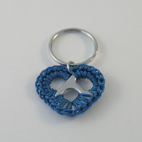 crochet heart keychain.. soda tabs Aunt Linda! I still have some of yours @Linda Bruinenberg Page Pop Top Crafts, Lon Bia, Soda Tab Crafts, Pop Can Tabs, Can Tab Crafts, ميدالية مفاتيح, Pop Tab Crafts, Soda Tab, Soda Can Crafts