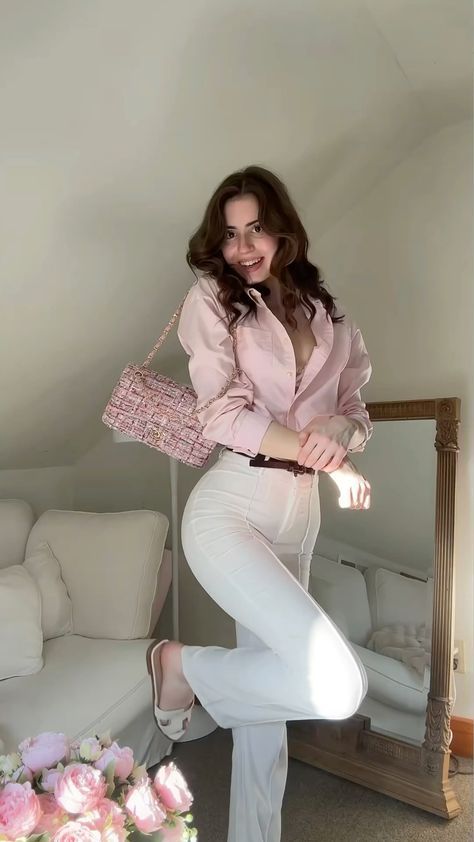 White Shirt Old Money Outfit, Pink And White Outfit Ideas Classy, Old Money Tweed Outfit, Rich Mom Outfits Aesthetic, Old Money Outfits Office, Feminine Old Money Outfits, Old Money Pants Outfit, Old Money Blouse, Hermes Slippers Outfit