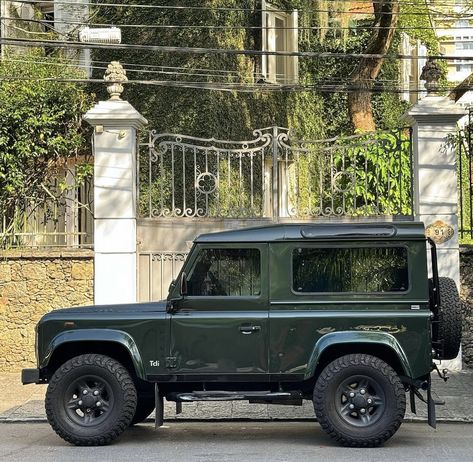 Green Range Rover, Old Range Rover, Green Land Rover, British Country Style, Green Land, Legendary Pictures, Land Rover Defender 90, Country Lifestyle, British Countryside