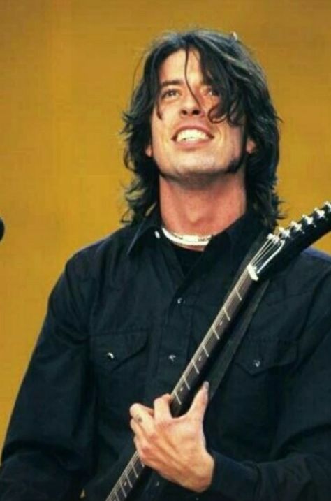 LOVE that smile. Foo Fighters Dave Grohl, Foo Fighters Dave, Foo Fighters Nirvana, Krist Novoselić, Nirvana Kurt Cobain, Nirvana Kurt, That Smile, Dave Grohl, Foo Fighters