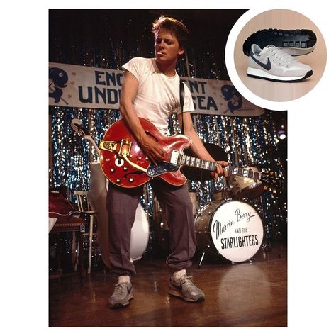 Trainer Spotting’s Instagram post: “Michael J. Fox and Nike Air Pegasus during "Back to the Future" rehearsal. 1985. Photo by Ralph Nelson - - #nikeairpegasus #michaeljfox…” Halloween Movies To Watch, Johnny B Goode, Photowall Ideas, Johnny B, The Future Movie, Robert Downey Jr., Halloween Movie Night, Мотоциклы Cafe Racers, Michael J Fox