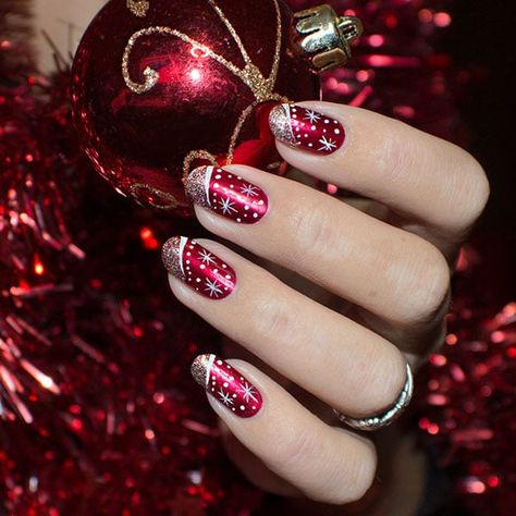 50 Best Christmas Nail Design Ideas For The Holiday Season Red Christmas Nails, Christmas Gel Nails, Christmas Nail Art Designs, Holiday Nail Art, Christmas Nails Acrylic, Winter Nail Art, Nail Designs Glitter, Xmas Nails, Christmas Nail Designs