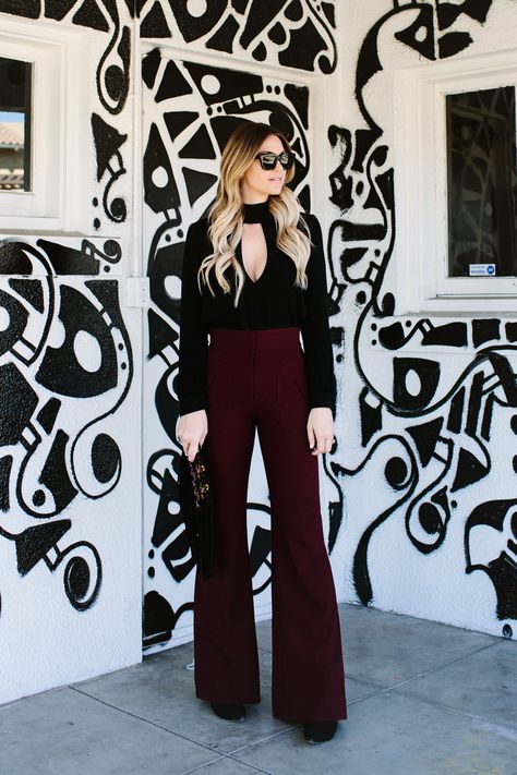 High waisted flared pants accentuate your body in all of the right places and make you look and feel polished. Flare Pants Outfits, Cloth Styles, High Waisted Flare Pants, Tall Fashion, High Waisted Flares, Flared Pants, Fashion Tips For Women, Type Of Pants, Mode Vintage