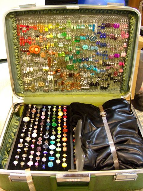 Jewerly Displays, Jewelry Display Case, Diy Jewelry Display, Old Suitcases, Craft Fair Displays, Vintage Suitcases, Market Ideas, Craft Display, Craft Show Displays