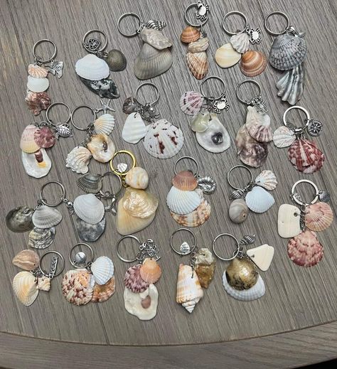 Sea Shell Keychain Diy, Mermaid Keychain Diy, Seashell Keychain Diy, Seashell Art Diy, Shells Diy, Shell Crafts Diy, Diy Jewelry Unique, Handmade Jewelry Tutorials, Seashell Art