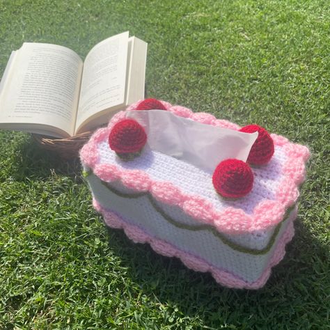 Crochet Tissue Box Cover, Crochet Cake, Quirky Home, Sweet Accessories, Crochet Cover, Crochet Weaves, Quirky Home Decor, Delicious Cake, Cake Cover