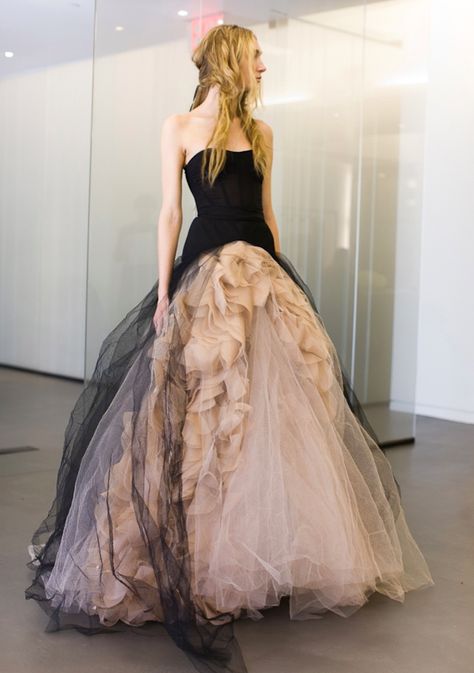 Vera Wang Fashion Show, Prom Dresses Designers, Vera Wang Black Wedding Dress, Vampy Dress Gowns, Vera Wang Fashion, Vera Wang Dress Evening, Vera Wang Designs, Vera Wang Runway, Vintage Vera Wang