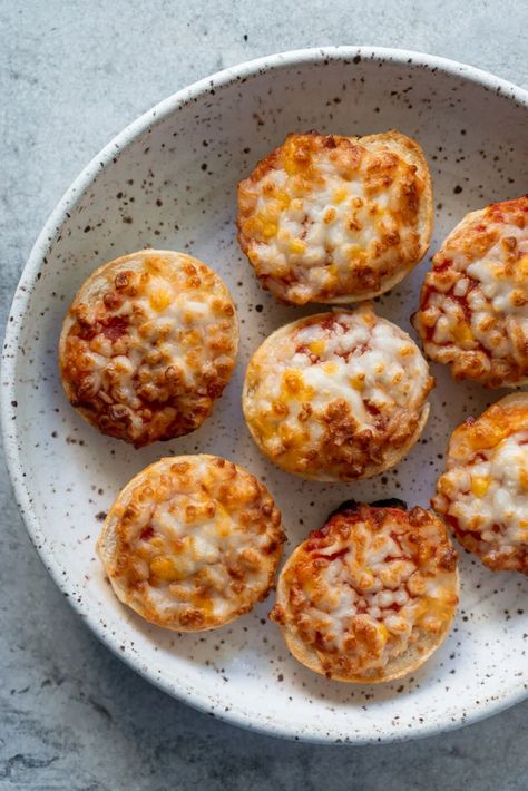 Did you know you can make Frozen Bagel Bites in the air fryer? They cook way faster and are way tastier than any other method. Bagel Bites In Air Fryer, Bagel Bites Recipe, French Fries Recipe, Bagel Bites, Pizza Recipes Homemade, Good Pizza, Best Appetizers, Dinner Dishes, Family Friendly Meals