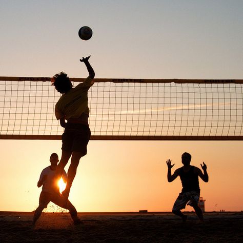 Sports Photography Tips and Techniques Volleyball Aesthetic, Sports Photography Tips, Volleyball Wallpaper, Volleyball Inspiration, Beach Volley, Sport Quotes Motivational, Play Volleyball, Volleyball Pictures, Sport Body