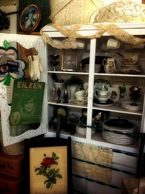 Junkaholics Unanimous: Junky Chic Spring Booth Displays Spring Booth Display Ideas, Flea Market Displays, Flea Market Display Ideas, Booth Display Ideas, Flea Market Display, Shallow Shelves, Antique Booth Ideas, Booth Inspiration, Craft Booth Display