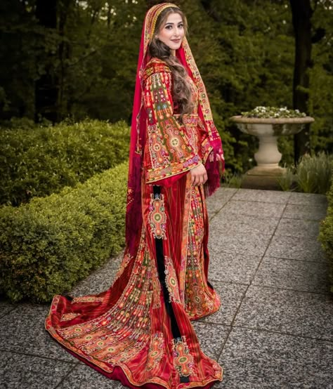 Henna Thobe, Central Asian Clothing, Fashion Show Aesthetic, Henna Dress, Wearing Outfits, Hijabi Brides, Traditional Henna, Henna Inspiration, Henna Inspo