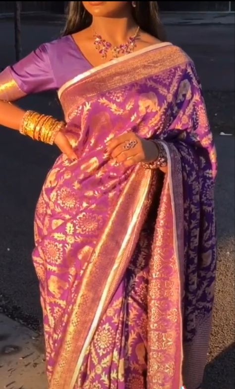 Purple Sari Aesthetic, Purple And Gold Saree, Bahrain Fashion Woman, Purple Desi Clothes, South Indian Clothes, Middle Eastern Clothing, Indian Wedding Gowns, Desi Dress, Desi Wear