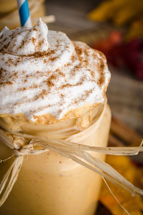 A close up of a Frosty Pumpkin Pie Smoothie with whipped cream and spices on top Sugar Free Pumpkin Pie, Frosty Recipe, Pumpkin Pie Spice Mix, Healthy Pumpkin Pies, Pumpkin Pie Smoothie, Pumpkin Smoothie, Smoothie Straw, Pumpkin Desserts, Healthy Treat