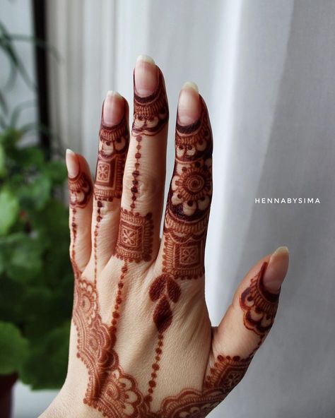 Мехенди | Н.Новгород | Москва on Instagram: “Finally henna color 🤎 Design inspired by @leemashenna and @atlantahennastudio ♥️ ⠀ Henna powder - @beautymehndi_store 💚 ⠀ #hennabysima…” Henna Color, Henna Powder, Fingerless Gloves, Arm Warmers, Henna, Color Design, On Instagram, Quick Saves, Color