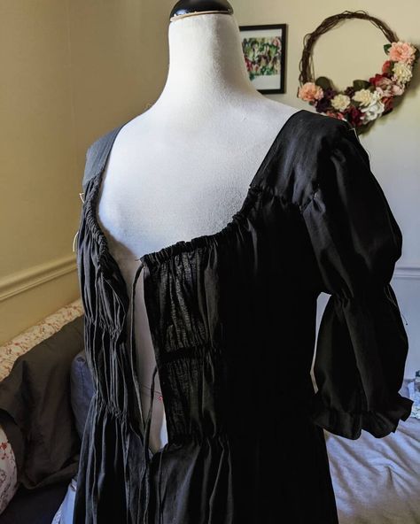 Gothic Regency, Goth Diy, Fashion 2025, Cut Dresses, Clothing Design Ideas, Regency Gown, 18th Century Dress, Witch Costumes, Period Piece