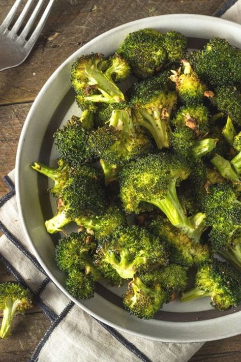 Easy, Crispy Air Fryer Broccoli: Air fryer broccoli gets crispy and caramelized. It is perfect for a quick, easy and healthy side dish. I am such a huge fan of air fryer broccoli. It’s actually the thing I probably make the most in my air fryer. The broccoli gets crispy and caramelized and you can basically top it with any flavorings or seasonings you like. The kids even love it! | Air Frying Ranch Broccoli, Air Fryer Broccoli, Roasted Broccoli Recipe, Broccoli Recipe, Nutrition Articles, Vegan Meal Prep, Roasted Broccoli, Broccoli Recipes, Healthy Sides