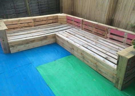 DIY Pallet Patio or Garden Corner Sofa | Gardens, Sectional sofas ... Pallet Corner Sofa, Diy Pallet Patio, Pallet Deck Furniture, Pallet Sectional, Corner Seating, Garden Corner, Pallet Garden Furniture, Pallet Patio Furniture, Pallet Patio