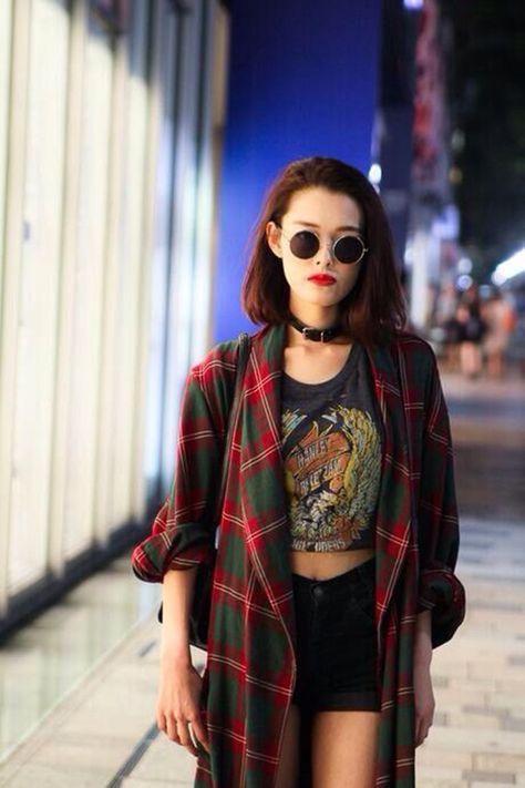 Cool Looking Grunge style Outfits for Girls (26) Grunge Style Outfits, Stil Rock, Vestiti Edgy, Look Grunge, Goth Outfit, Mode Grunge, Outfits Vintage, Flannel Outfits, 90s Fashion Grunge