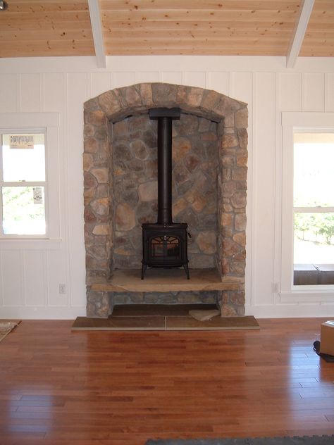 Stone Alcove fireplace Alcove Fireplace, Bricks Fireplace, Woodstove Ideas, Stove Alcove, Faux Foyer, Above Fireplace Ideas, Greek Interior, Wood Stove Surround, Wood Stove Installation