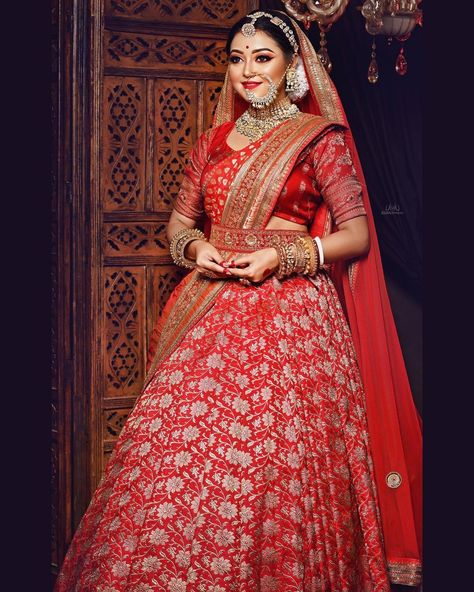 Benarasi Lehengas Bridal, Bengali Lehenga, Bengali Bride Reception Look Lehenga, Bengali Bride Reception Look, Bridal Mendhi, Indian Bridal Wear Red, Bridal Makup, Dreamy Bride, Back Photography