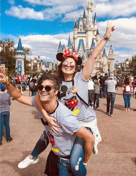 Couples Disneyland, Disneyland Couples Pictures, Photos Couple Mignon, Couples Disney, Disney Poses, Disney Picture Ideas, Disneyland Photography, Disneyland Photos, Disney Photo Ideas