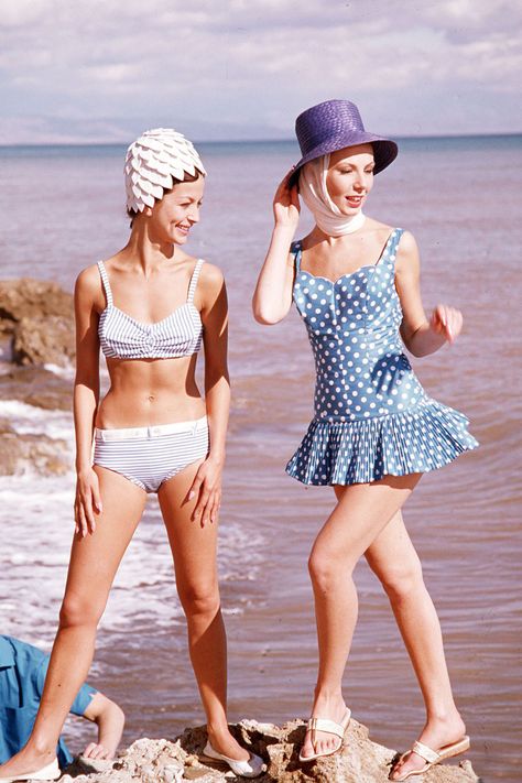 This 1940's polka dot swimsuit is just another example of how popular polka dots have become in recent history. They weren't always popular! Read more about the history of polka dots here. Outfits 60s, 40s Mode, 60s Fashion Trends, Fashion Trends Magazine, Look Retro, Moda Retro, Vintage Swimwear, Vintage Swimsuits, Foto Vintage