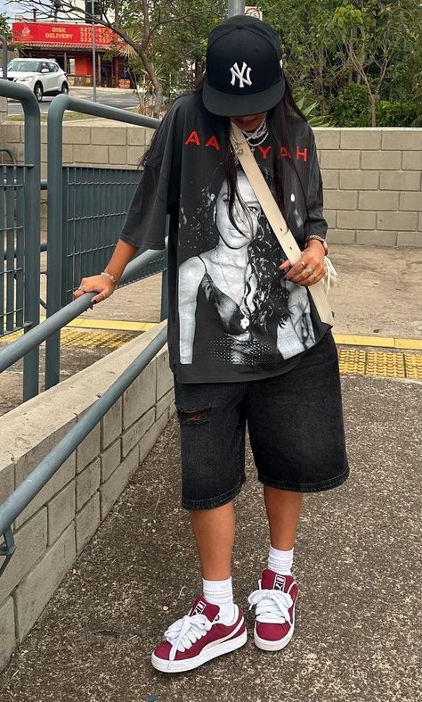 Latina Tomboy Outfits, Tomboy Style Ideas, Masculine Street Style Women, Tomboy Clothing Style, Tomboy Dance Outfits, Street Style Aesthetic Plus Size, Emo Tomboy Outfits, Vintage Tomboy Outfits, Alt Tomboy Outfits