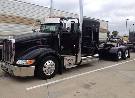 Peterbilt 386 Custom Peterbilt, Peterbilt 386, Peterbilt 579, Nice Trucks, Heavy Construction Equipment, Custom Big Rigs, Peterbilt 379, Truck Paint, Transformers Characters