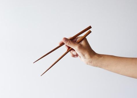 Eat With Chopsticks, How To Hold Chopsticks, Hold Chopsticks, How To Use Chopsticks, Using Chopsticks, Japanese Chopsticks, Asian Culture, Japanese Dishes, School Food