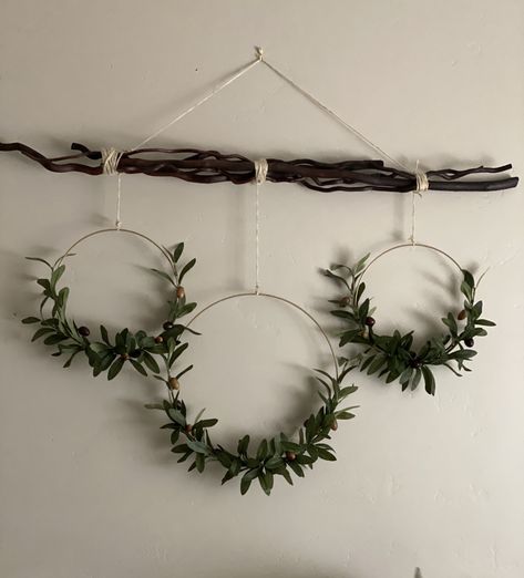 Over The Bed Garland, Hoop Ideas Wall Decor, Hoop Wreath Wall Collage, Gold Hoop Christmas Wreaths, Gold Hoop Christmas Wreath, Christmas Metal Hoop Wreath, Large Wood Hoop Wreath, Novogodišnja Dekoracija, Winter Greens