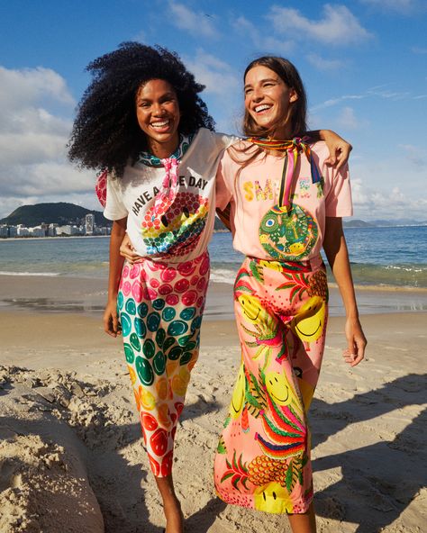 Funky Beach Outfits, Protest Clothing, Maximalist Fashion Style, Tropical Trend, Resort Look, Dress Code Wedding, Beach Skirt, Current Styles, Summer Prints