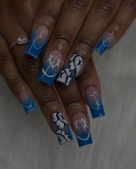 Short Nails Ideas Navy Blue, 21st Birthday Nails Blue, Short Acrylic Nails Blue Design, Baddie Nail Designs Blue, Aquarius Birthday Nails Short, Nail Inspo Acrylic Blue, Aires Birthday Nails, Kaws Nails Blue, Blue Outline Nails