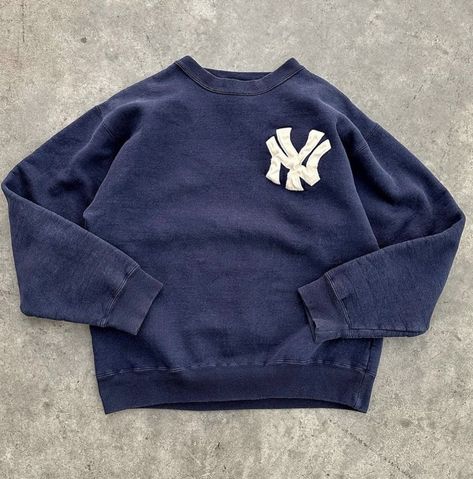 New York Yankees Outfit, Yankees Sweatshirt, Black Athleisure Outfits, Sporty Fall Outfits, Yankees Outfit, Chic Athleisure Outfits, Athleisure Capsule Wardrobe, Yankee Fitted, Athleisure Outfits Summer