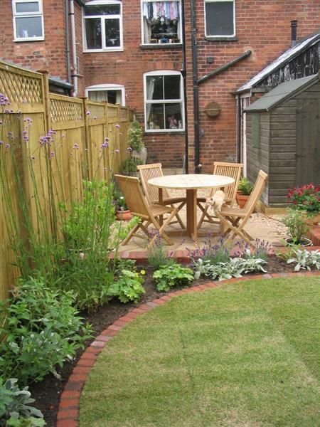 Circular Traditions - A small, low-maintenance Victorian terrace garden with a circular seating area. | Jardin Design Victorian Terrace Garden, Circular Lawn, Lawn Design, Aesthetic Couple, Garden Shrubs, Victorian Terrace, Low Maintenance Garden, Backyard Garden Design, Small Garden Design