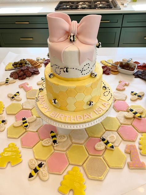 First Birthday Bumble Bee Theme, Pink Bee Birthday Party, Sweet To Bee Three Birthday Party, So Sweet To Bee One Birthday, 1st Bee Day Cake, Bee Themed Cake, Beeday Party, Bumble Bee Birthday Party, Bee Themed Gender Reveal