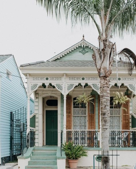 New Orleans House Exterior, New Orleans Style Homes, New Orleans Architecture, Florida Cottage, Creole Cottage, Architecture Unique, Shotgun House, Rose House, New Orleans Homes