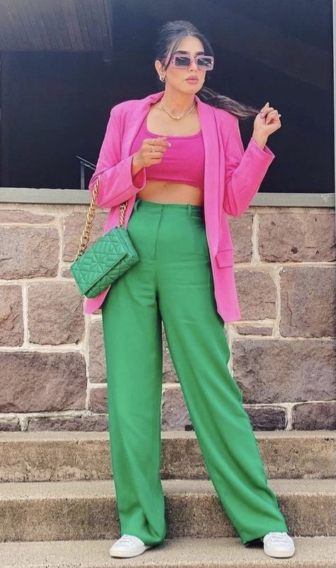 Pink Top Green Pants Outfit, Blazer Rose, Blazer Rosa, Green Pants Outfit, Outfits Con Jeans, Color Combos Outfit, Color Blocking Outfits, Outfit Primavera, Causual Outfits