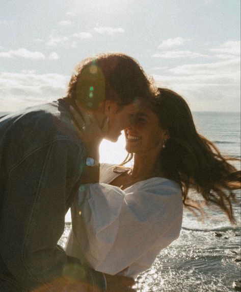 Engagement Photo Shoot Beach, Cute Engagement Photos, Couple Engagement Pictures, Engagement Pictures Poses, Engagement Inspo, Summer Romance, Couple Picture Poses, Photographie Inspo, Beach Engagement Photos