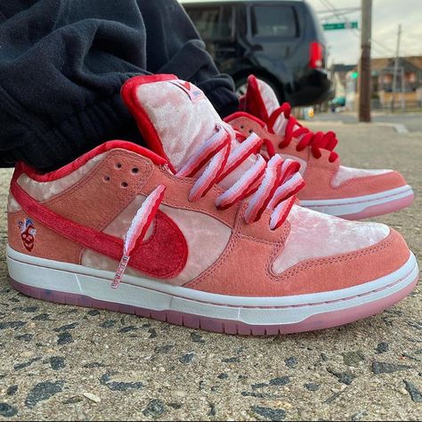 Snkrs Feed on Instagram: “Nike SB Dunk low “Strange Love” set to drop. Great on foot photos here. Will you cop or drop this? Comment below! Nike been releasing great…” Valentines Day Dunks Outfits, Valentines Day Dunks, Dunks Outfits, Dunk Outfit, Dunks Outfit, All Nike Shoes, Tenis Nike, Nike Sb Dunk Low, Heels Classy