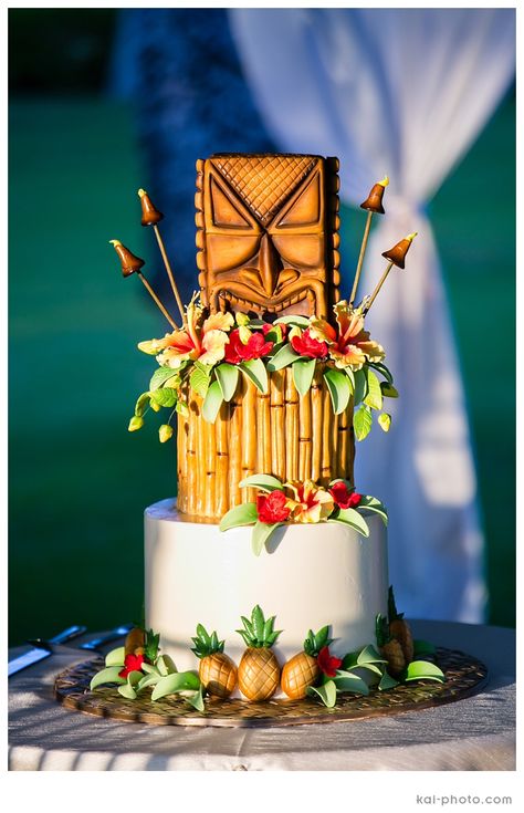 Hawaiian Luau Tiki Wedding Cake Tiki Cake, Hawaiian Wedding Cake, Tiki Wedding, Hawaiian Cake, Tropical Wedding Cake, Themed Wedding Decorations, Hawaiian Luau Party, Hawaiian Birthday Party, Luau Wedding