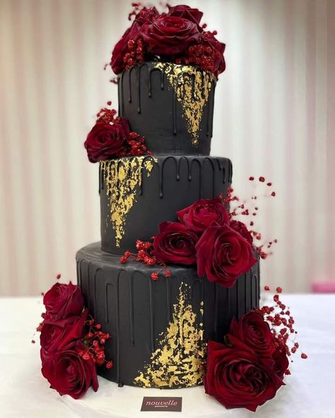 Red Cake For Quinceanera, Black Red Wedding Cake, Red Cake Quinceanera, Black Red And Gold Wedding Decoration, Red Black Wedding Cake, Red And Black Quince Cake, Burgundy And Black Quinceanera Theme, Black And Red Wedding Cakes, Red And Black Cake For Men