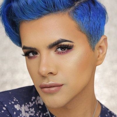 https://www.bustle.com/p/35-photos-of-men-wearing-makeup-because-beauty-is-for-everyone-21040 Grunge Guy, Mud Makeup, Boys Wearing Makeup, Men Wearing Makeup, Photos Of Men, Hair Color Streaks, Gay Fashion, Male Makeup, Stage Makeup